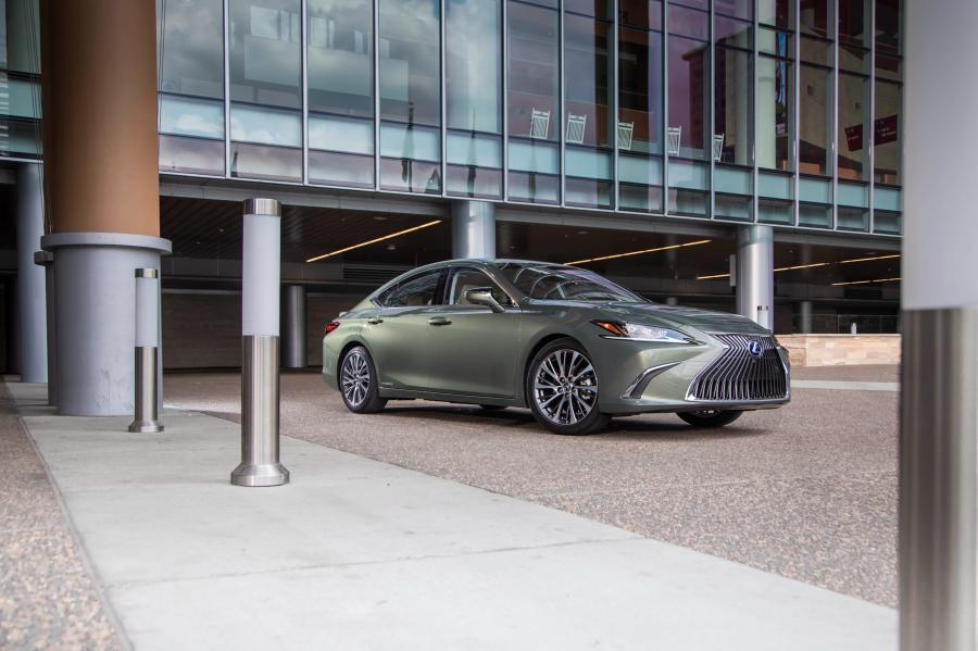  Lexus ES300h 2018 года  (NA) (фото 33 из 41)